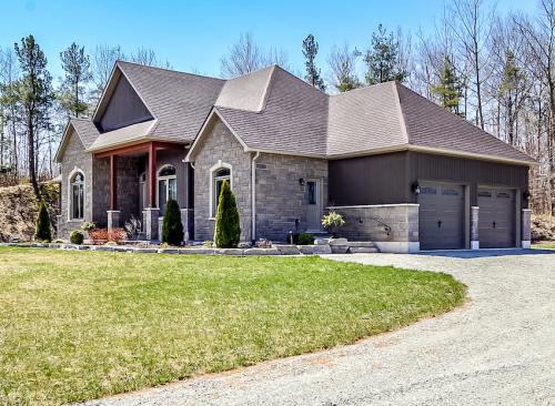 6152 Penetanguishene Road, Springwater Township